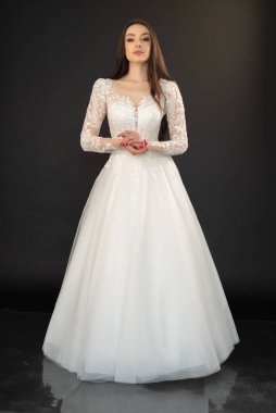 Gri arkaplanda, fotokopi alanı olan güzel gelinin portresi 