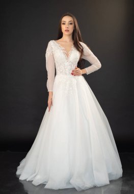 Gelinlik giymiş güzel bir kadının portresi.. 