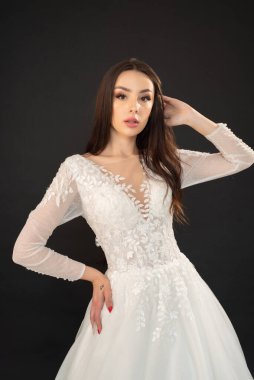 Gelinlik giymiş güzel esmer gelin. 