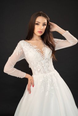 Gelinlik içinde güzel bir gelin. 