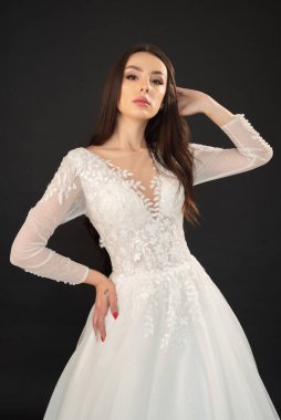 beyaz zemin üzerine güzel bir kız portresi 