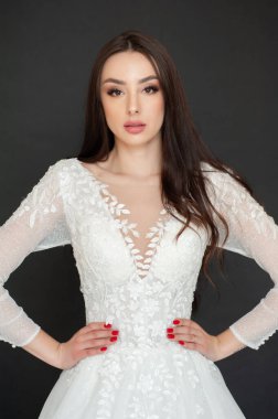 Model kadın stüdyo arka planında poz veriyor. 