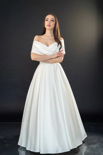 Mujer Joven Vestido Novia Blanco Sobre Fondo Gris —  Fotos de Stock