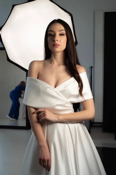 Hermosa Joven Posando Vestido Blanco Estudio —  Fotos de Stock