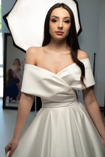 스튜디오에서 드레스를 아름다운 초상화 — 스톡 사진