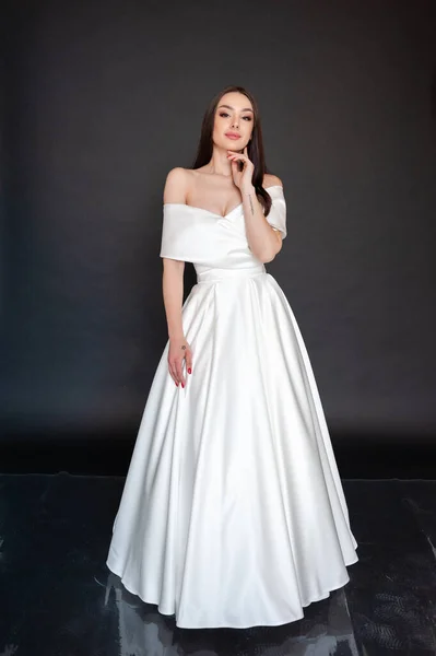Braut Weißen Brautkleid Posiert Studio — Stockfoto