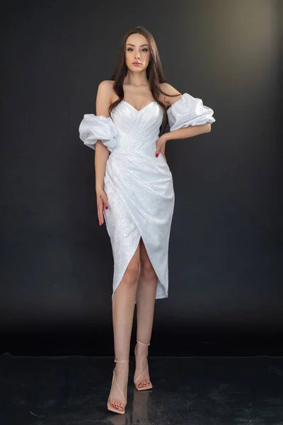 Schöne Frau Weißen Kleid Posiert — Stockfoto