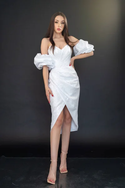 Junges Mädchen Weißem Kleid Auf Grauem Hintergrund — Stockfoto