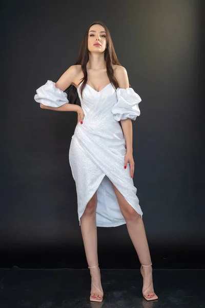 Schöne Junge Asiatische Frau Weißem Kleid Auf Grauem Hintergrund — Stockfoto