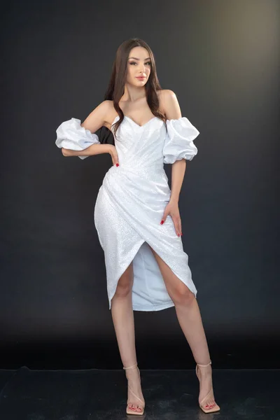Красивая Девушка Белом Платье Темном Фоне — стоковое фото