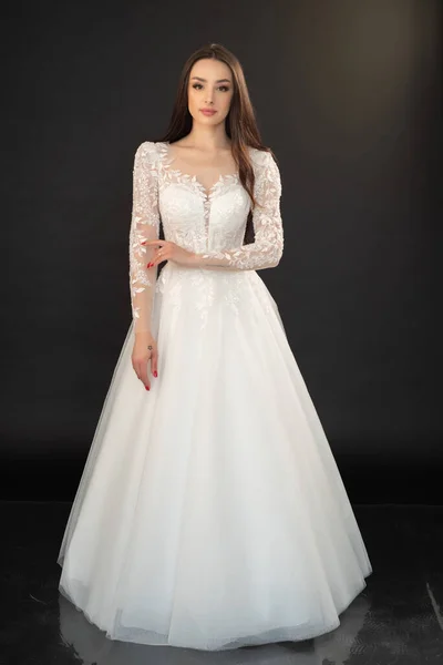 Schöne Junge Braut Mit Elegantem Brautkleid Posiert Studio — Stockfoto