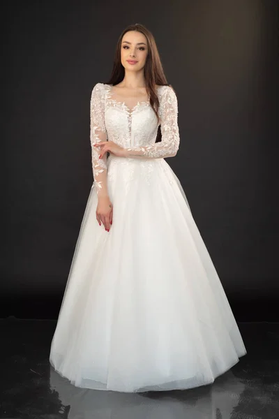 Schöne Junge Braut Brautkleid Auf Grauem Hintergrund — Stockfoto