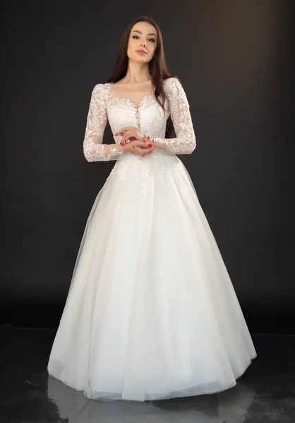 Junge Braut Brautkleid Auf Weißem Studiohintergrund — Stockfoto