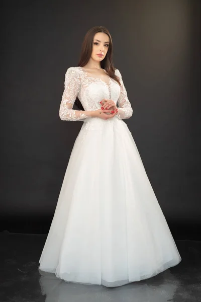 Schöne Junge Frau Hochzeitskleid Auf Grauem Hintergrund — Stockfoto