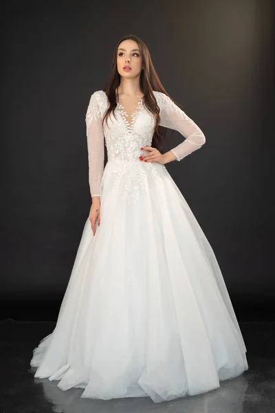 結婚式のドレスを着た若い美しい花嫁の完全な長さ — ストック写真