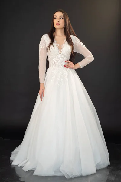 Junges Schönes Mädchen Einem Hochzeitskleid Auf Grauem Hintergrund — Stockfoto