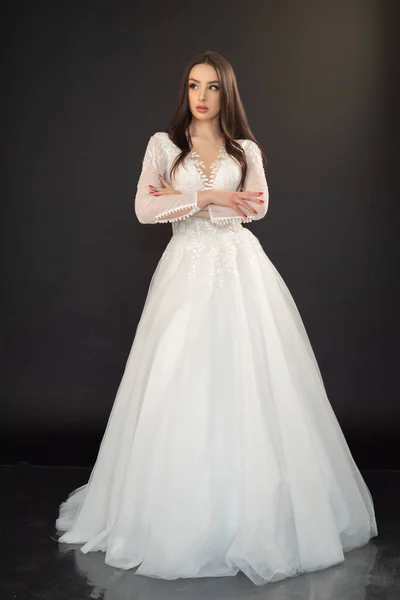 Krásná Nevěsta Svatební Bílé Šaty Tmavém Pozadí — Stock fotografie