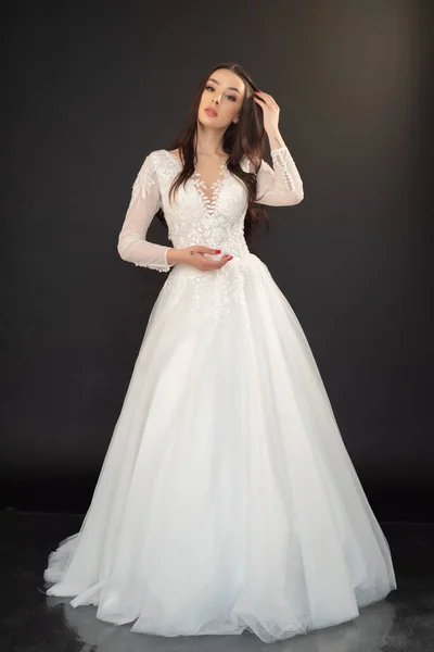 若い美しいアジアの花嫁のウェディングドレスでスタジオ — ストック写真
