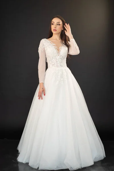 Porträt Der Schönen Braut Auf Hochzeitskleid — Stockfoto