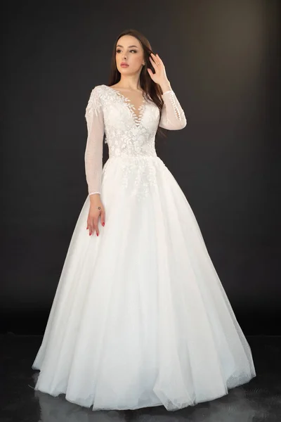 Junge Schöne Frau Einem Hochzeitskleid Posiert Einem Studio — Stockfoto