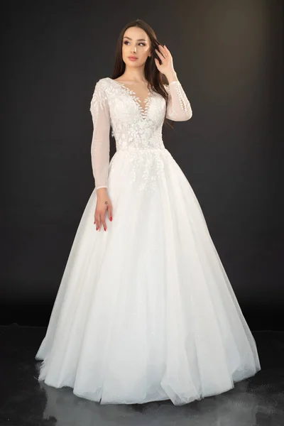 Schöne Frau Trägt Weißes Hochzeitskleid Auf Grauem Studiohintergrund — Stockfoto