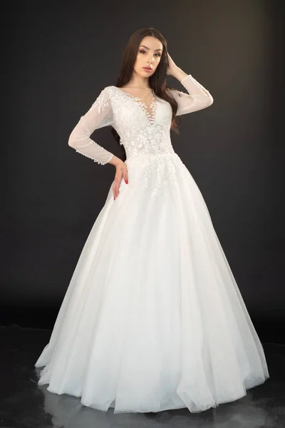 Junges Mädchen Hochzeitskleid Posiert Studio — Stockfoto