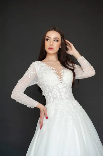 Junge Schöne Frau Einem Weißen Hochzeitskleid Posiert Studio — Stockfoto
