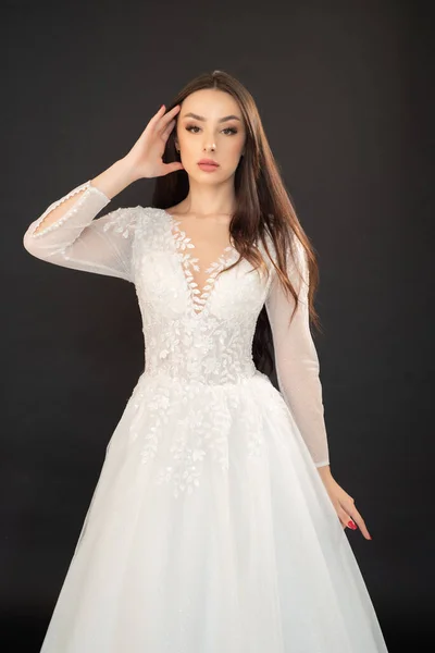 結婚式のドレスを着た美しい若い女性 ファッション写真 — ストック写真