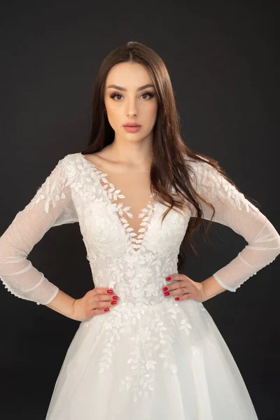 Schöne Junge Frau Trägt Ein Weißes Kleid Auf Weißem Hintergrund — Stockfoto