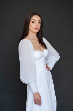 Stüdyoda poz veren güzel bir genç kadın, moda stüdyosu fotoğrafı.. 