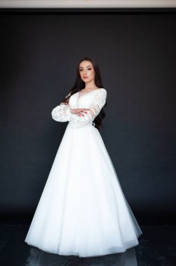 Beyaz gelinlikli güzel esmer kadın. 