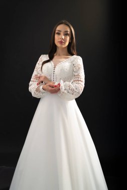 Gelinlik giymiş çekici bir gelinin portresi.. 