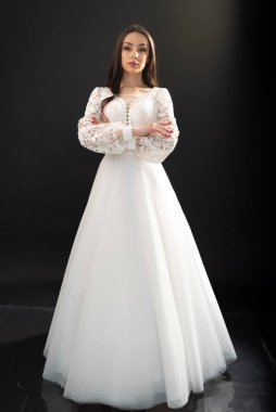 Beyaz bir gelinlikle çok güzel gelin. 