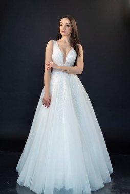 Gelinlik giymiş genç ve güzel bir kadının tam boy portresi. Stüdyo resmi 