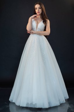 Aydınlık arkaplanda gelinlik içinde güzel bir gelin. 