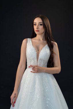 Beyaz elbiseli güzel gelin 