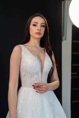 Gelinlik içinde bir stüdyoda gelinlik giymiş güzel bir gelin. 