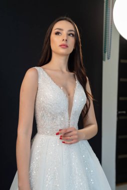 Gelinlik giymiş güzel bir kadın 