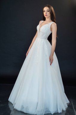 Gelinlik içinde güzel bir gelin 