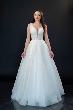 Gri arka planda güzel bir gelinin portresi. düğün fotoğrafı oturumu.