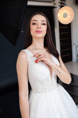 Uzun saçlı genç gelinin portresi