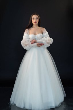  gelin siyah arka planda gelinlik pozu veriyor 