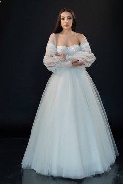  gelin siyah arka planda gelinlik pozu veriyor 