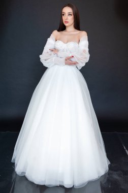  gelin siyah arka planda gelinlik pozu veriyor 