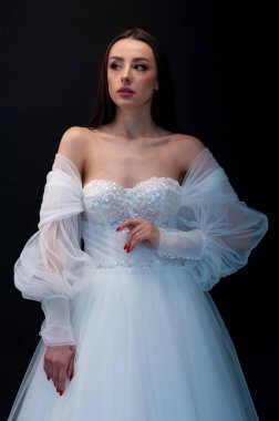  gelin siyah arka planda gelinlik pozu veriyor 