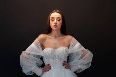  gelin siyah arka planda gelinlik pozu veriyor 