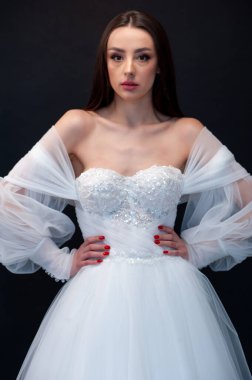  gelin siyah arka planda gelinlik pozu veriyor 