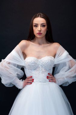  gelin siyah arka planda gelinlik pozu veriyor 