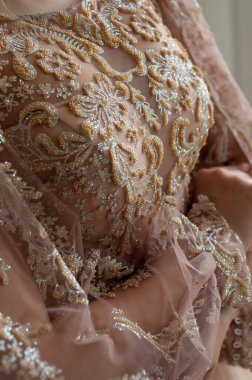 Dantel desenli bir kadının elini kapat.