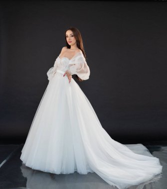 Siyah arka planda beyaz elbise içinde güzel bir gelin.